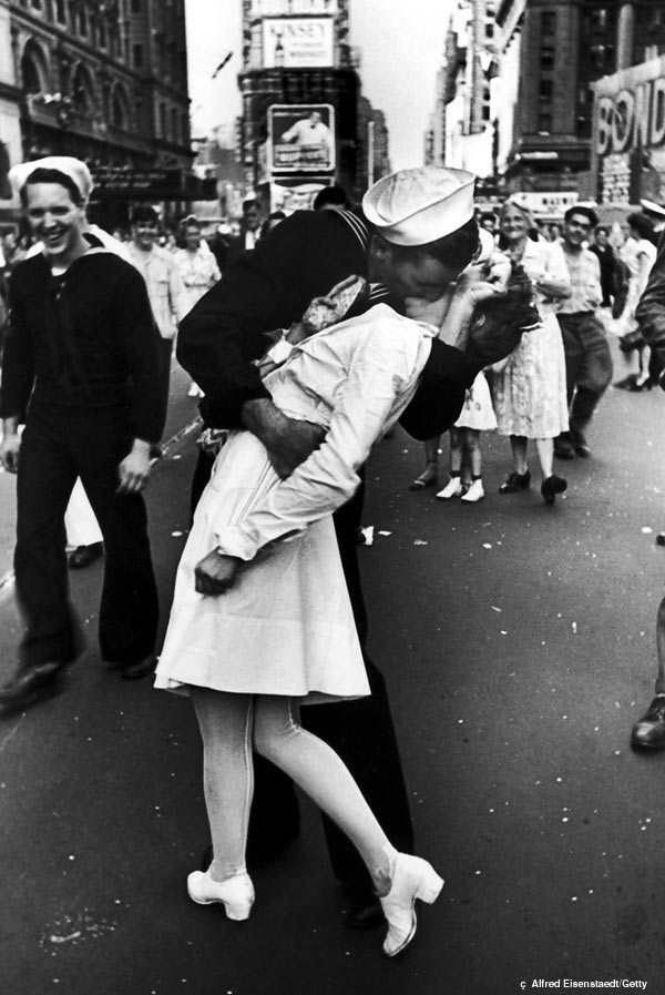 kissing-sailor