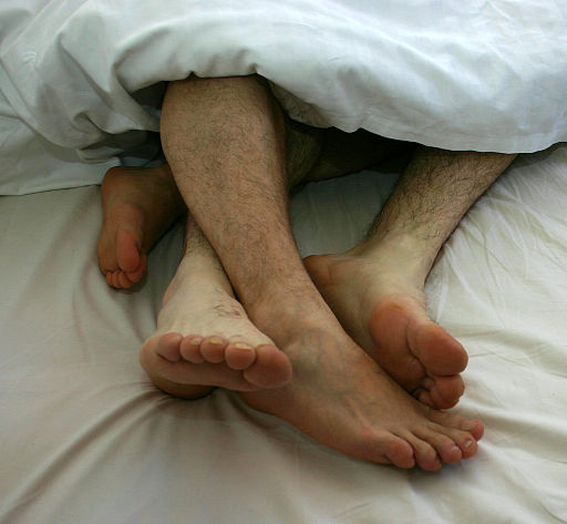 512px-Gay_Couple_togetherness_in_bed_01