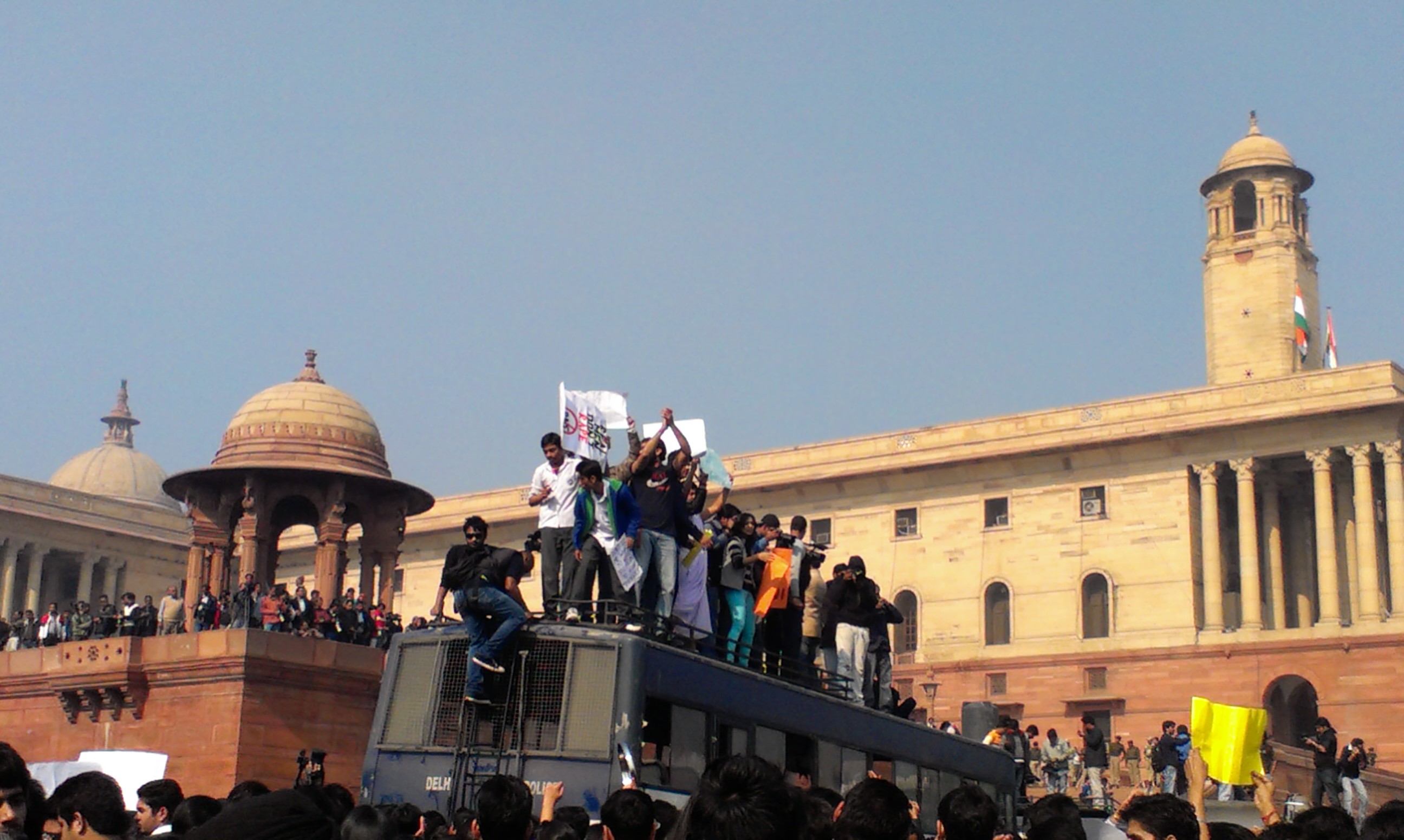 Delhi_protests-Raisina_Hill,_bus