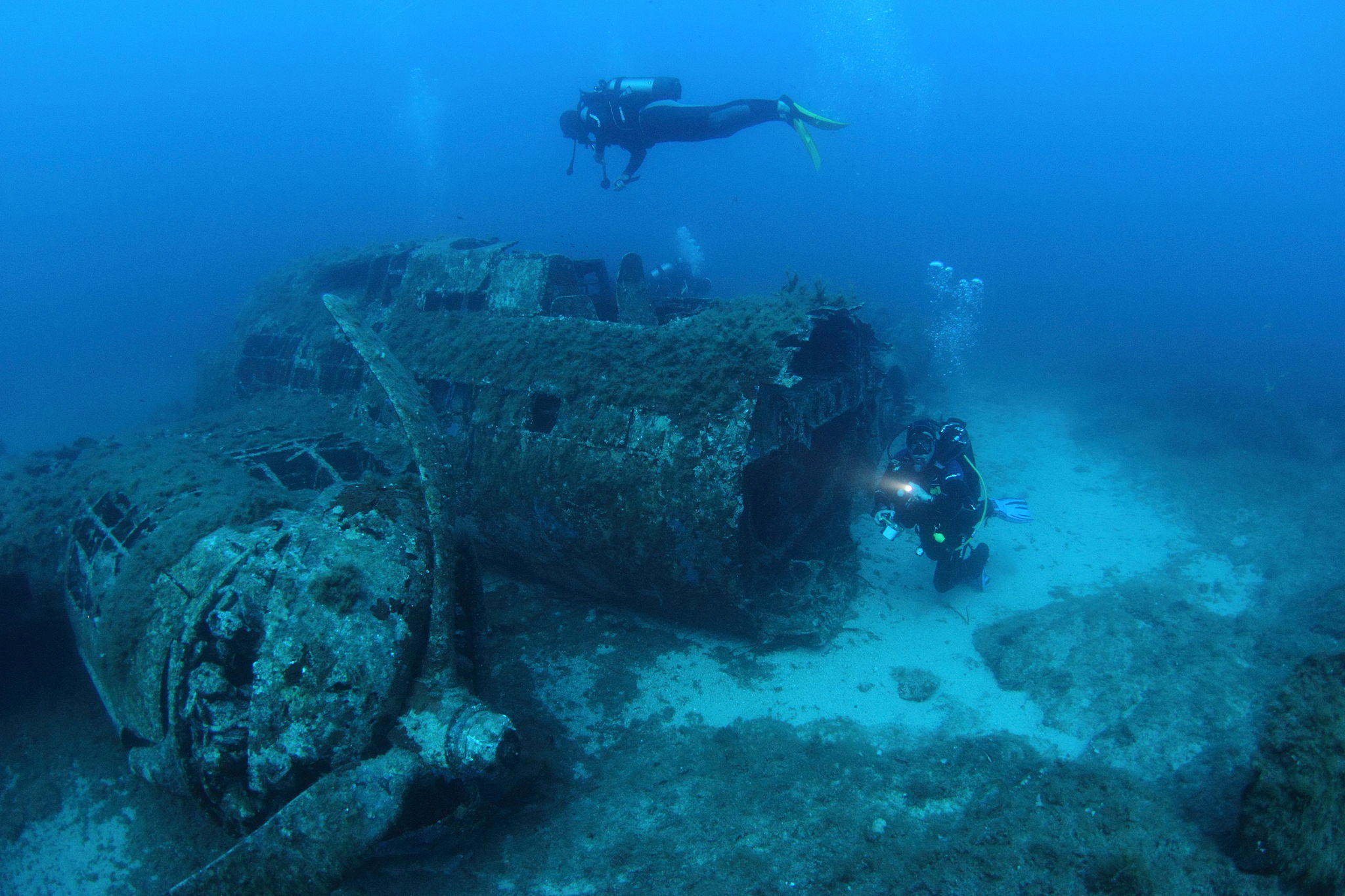 Scuba_divers_on_the_wreck_of_a_B-17_bomber