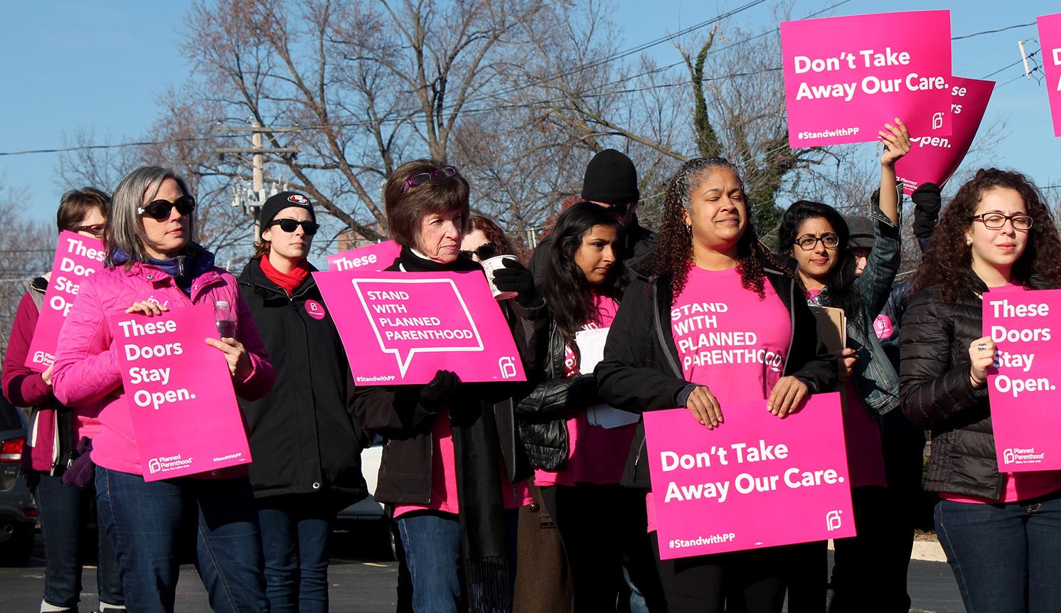 Planned Parenthood supporters rally outside St.Louis clinic in Dec 2015