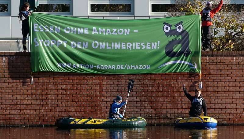800px-Protest_banner_in_front_of_Amazon_logistics_center_in_Berlin-Tegel_5